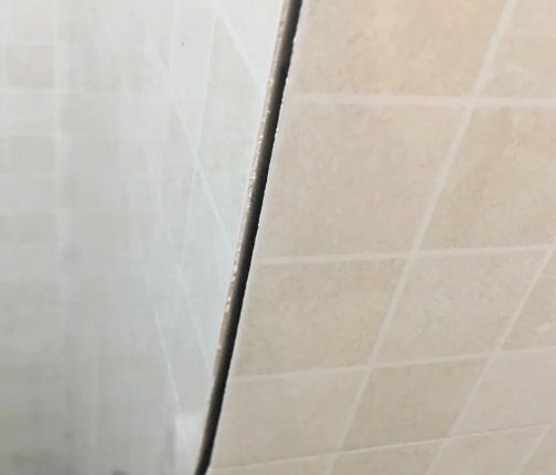 祁连瓷砖空鼓维修公司分享阳台瓷砖脱落的修复过程可以分为以下几个步骤