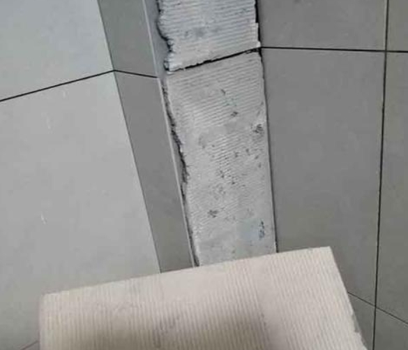 祁连瓷砖空鼓维修公司分享下厨房瓷砖脱落的补救措施。